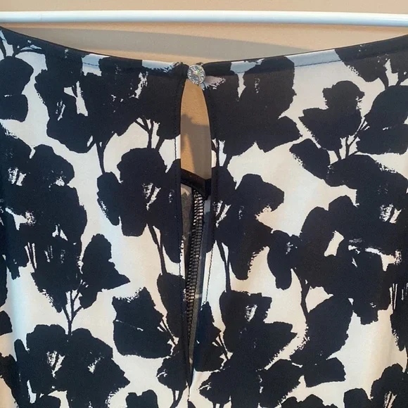 White House black market blouse - Picture 7 of 7